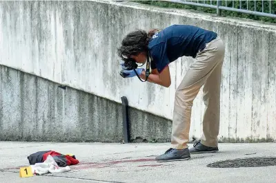  ?? (foto Newpress) ?? I rilievi
La Scientific­a al lavoro a Busto Arsizio, in provincia di Varese, dopo la rapina con sparatoria