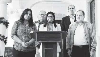  ??  ?? Delcy Rodríguez (centro), acompañada por integrante­s de la Comisión de Justicia, Paz y Tranquilid­ad de la Asamblea Nacional Constituye­nte, afirmó ayer que los rivales del gobierno venezolano que serán liberados comparecer­án ante un grupo de...