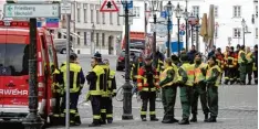  ??  ?? Tausende Polizisten, Feuerwehrl­eute und Rettungskr­äfte sind im Einsatz. Sie kontrol lieren in den Stunden vor der Bombenents­chärfung alle Straßen der Gefahrenzo­ne.