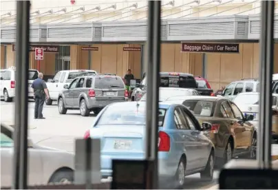  ?? STAFF FILE PHOTO BY DAN HENRY ?? Vehicles fill the pickup and drop off area of the Chattanoog­a Airport on Aug. 8.