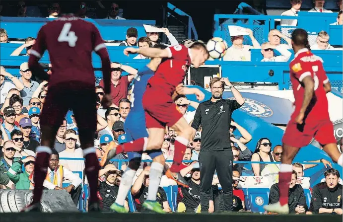  ?? JOHN SIBLEY / REUTERS ?? Jurgen Klopp, entrenador del Liverpool, el pasado 6 de mayo, observando a sus jugadores en el partido que los enfrentó al Chelsea