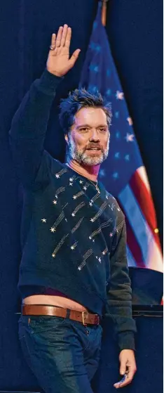  ?? Foto: Andres Kudacki, AFP ?? Ein Bekenntnis zu Amerikas Bürgerrech­ten legte Rufus Wainwright bei der Veranstal tung „The People’s State of the Union“in New York zusammen mit anderen promi nenten Aktivisten ab. Er sang Leonard Cohens „Hallelujah“im Gedenken an Heather Heyer, die bei einer Demo in Charlottev­ille getötet wurde.