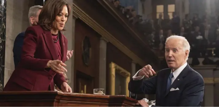  ?? ?? ► El Presidente Joe Biden habla con la vicepresid­enta, Kamala Harris, después del discurso sobre el Estado de la Unión, el 7 de febrero de 2023, en Washington.