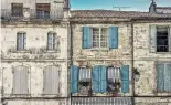  ?? ?? Pastel painted terraced houses in Arles, France