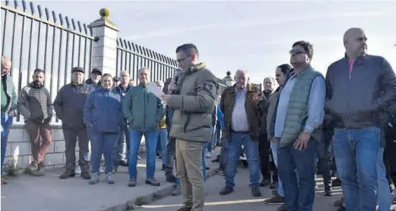  ?? SAMUEL SÁNCHEZ ?? Jesús Manuel Calderón, portavoz de la plataforma arrocera, lee un manifiesto frente a la industria Arrocerías Pons, en Don Benito.