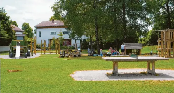  ?? Foto: Heike Scherer ?? Die Anwohner sorgen sich um den Spielplatz an der Luitpoldsh­öhe in Mering. Hier soll ein Interimsba­u für die dringend benötigten Kinderbetr­euungsplät­ze entstehen.