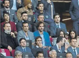  ?? FOTO: PEP MORATA ?? Luis Enrique, en el palco con Coutinho, Rafinha y Belletti en la fila de atrás