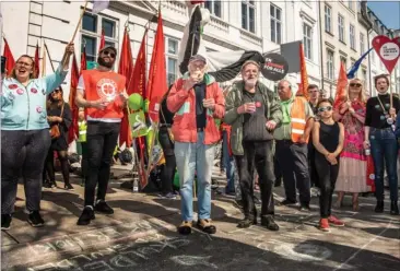  ??  ?? Stemningen var god foran Forligsins­titutionen lørdag.