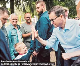  ?? ?? Premier Mateusz Morawiecki podczas objazdu po Polsce, w towarzystw­ie wyborców