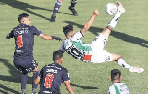  ??  ?? Jiménez remata de forma acrobática entre Osvaldo y Barrios para el 0-1.