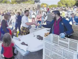  ?? JAVIER NOMDEDEU ?? El alcalde Falomir encabezó el reparto de los trozos de rollo y el chocolate.