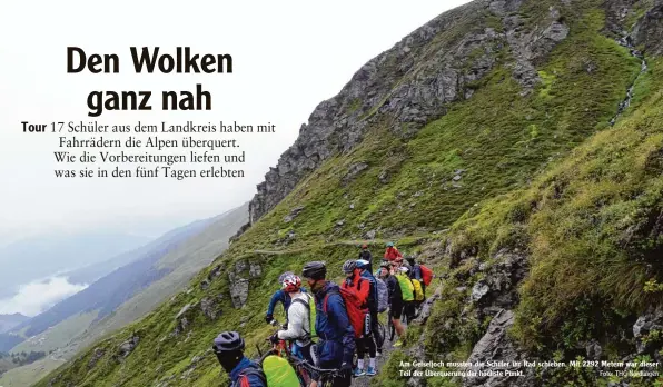  ?? Foto: THG Nördlingen ?? Am Geiseljoch mussten die Schüler ihr Rad schieben. Mit 2292 Metern war dieser Teil der Überquerun­g der höchste Punkt.