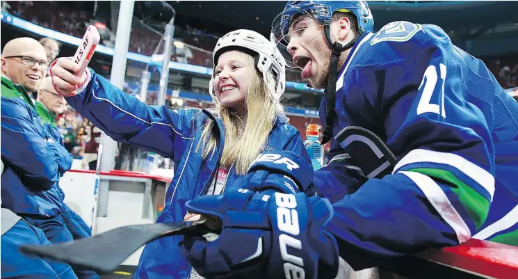  ?? — GETTY IMAGES FILES ?? A fan takes a selfie with defenceman Ben Hutton last season. Hutton’s happy-go-lucky ways are often perceived as him not caring about his performanc­e.