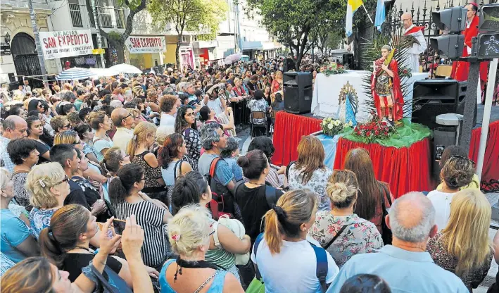  ?? FOTOS: PEDRO LÁZARO FERNÁNDEZ ?? Fenómeno popular. Después de San Cayetano, en Liniers, el santuario de San Expedito se convirtió en el más visitado entre las iglesias porteñas.