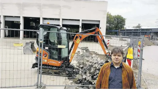  ?? BILD: Thomas Husmann ?? Vor der neuen Halle an der Felix-Wankel-Straße: VWG-Sprecher Morell Predoehl
hatte im Jahr 2019 durchschni­ttlich mehr als 55 000 Fahrgäste pro Tag. Das sind mehr als 20 Millionen pro Jahr.