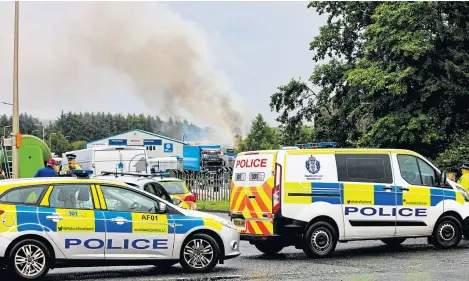  ?? Picture: Steve Brown. ?? Smoke belching out from a fire at Cowdenbeat­h Taxi Service in Woodend Industrial Estate.