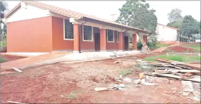  ??  ?? Así paralizada se encuentra la obra escolar. En tanto, los chicos estudian precariame­nte.