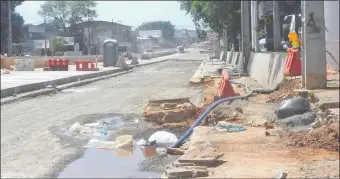  ??  ?? Zona en la que se volvió a sacar la carpeta asfáltica luego de que esta se levantara a causa de la lluvia. Técnicos afirmaron que esto se produjo por una mala praxis.