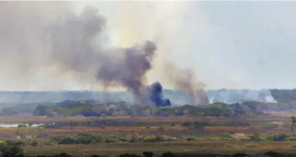  ?? Foto dejohnny Olivares ?? El primer ingreso del cuerpo de bomberos a la zona fue en la tarde del sábado.