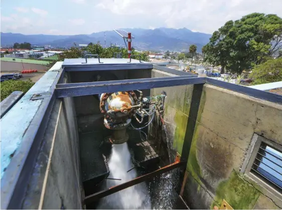  ?? JORGE CASTILLO ?? En los llamados tanques del sur, los niveles de agua se redujeron a menos de la mitad de lo óptimo y a diario se quedan sin líquido antes del mediodía debido a la escasez de lluvias por el fenómeno El Niño.