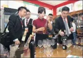  ?? XINHUA ?? Internatio­nal visitors to a wine expo taste local varieties of the heady beverage made in the Ningxia Hui Autonomous Region.