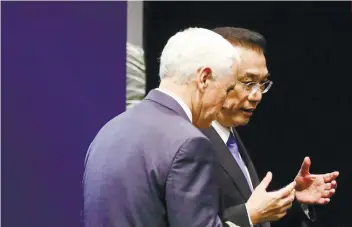  ?? AP FOTO ?? DISCUSSION. US Vice President Mike Pence (left) and Chinese Premier Li Keqiang interact on stage after a group photo on the sidelines of the 33rd Asean Summit in Singapore on Thursday.