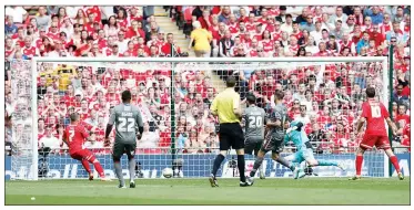  ?? PICTURE: Action Images ?? HIGHLIGHT: Dean Cox, left, scores for Orient in the play-off final at Wembley