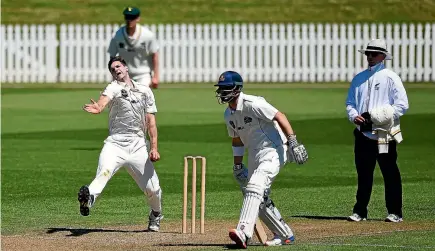  ?? PHOTO: PHOTOSPORT ?? Ryan McCone and the Central Districts bowlers had to toil for a second day against Otago in their Plunket Shield match at Nelson on Sunday.