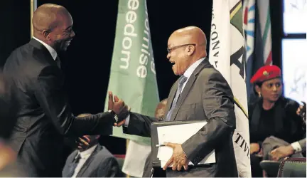  ?? / VATHISWA RUSELO ?? DA leader Mmusi Maimane and former president Jacob Zuma in a rare moment of rapproachm­ent during the signing the IEC Code of Conduct at Gallagher Estate in Midrand.