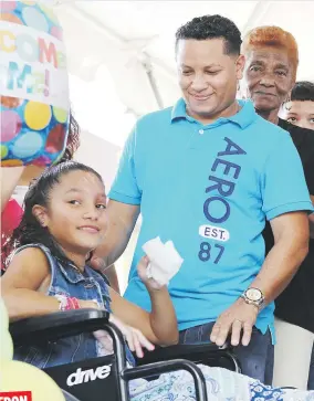  ?? Especial para GFR Media / Alex Rafael Román ?? Tan pronto salió del hospital, Yahimilli Mojica Rivera pidió ver a sus amiguitos de escuela. En la foto de la izquierda, posa junto a su abuela paterna Carmen Mojica.