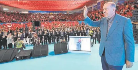  ?? // AFP ?? Erdogan saluda a sus seguidores en un mitin celebrado en un pabellón de deportes de Ankara