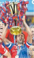  ?? FOTO: IMAGO ?? Die Spieler, hier Matias Delgado, freuen sich über jeden Titel, doch die Konkurrenz kann gegen die Dominanz des FC Basel kaum mehr was anrichten.