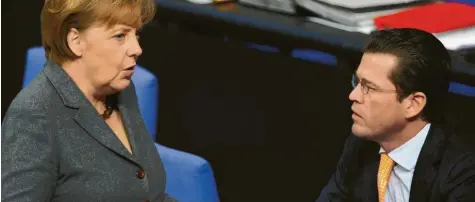  ?? Archivfoto: dpa ?? Ein Bild aus besseren Zeiten: Heute sitzt Karl‰Theodor zu Guttenberg nicht mehr im Kabinett. Einen Draht zu Angela Merkel hat er aber wohl noch.