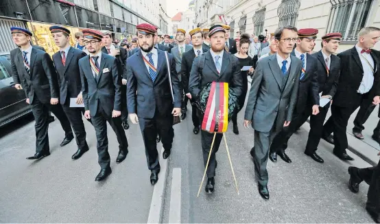  ??  ?? Rot-Weiß-Rot und Schwarz-Rot-Gold: eine Burschensc­hafterdemo­nstration 2014 in der Wiener Innenstadt.