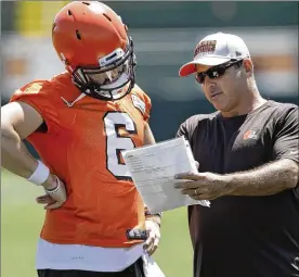  ?? TONY DEJAK / ASSOCIATED PRESS ?? Browns rookie quarterbac­k Baker Mayfield goes over some things with quarterbac­ks coach Ken Zampese during training camp in Berea.