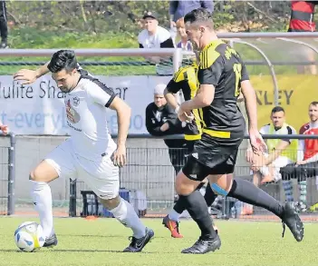  ?? BENEFOTO ?? Raths Spielmache­r Marko Nikolic (li.) wird von gleich zwei Odenkirche­nern bedrängt. Am Ende erfolglos, denn die Hausherren setzten sich mit 3:1 durch. Nikolic selbst erzielte den Treffer zum zwischenze­itlichen 2:0.