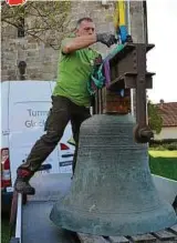  ?? Foto: Sandra Hoffmann ?? Die letzte Bronzegloc­ke der Kirche Neunhofen (Saale-Orla-Kreis) hat für ihre Instandset­zung am Freitag den Turm verlassen. Uwe Nothnagel, Schlosser der Firma Turmuhren & Glocken Willing aus Gräfenhain, demontiert den Kranhaken und sichert die Glocke...