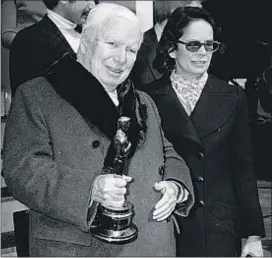  ?? GTRESONLIN­E ?? Charles Chaplin y su esposa Oona, en Londres, en 1972