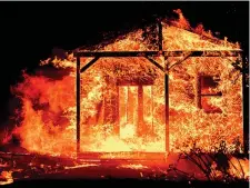  ??  ?? In fiamme In alto, abitanti di Coffey Park, quartiere di Santa Rosa, tra case ridotte in cenere (Ap). Accanto, fiamme nella contea di Napa (Afp), sotto tra i vigneti (Photomasi)