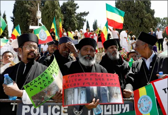  ??  ?? رجال دين اثيوبيون خلال وقفة احتجاجية أمام مكتب نتنياهو في القدس بخصوص دير السلطان