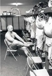  ?? ROBERT MAYER/SUN SENTINEL FILE ?? Bob Kuechenber­g sits in the Dolphins’ locker room in 1982.