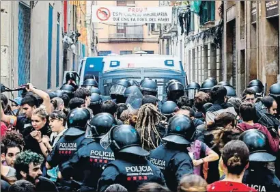  ?? QUIQUE GARCIA / EFE/ARCHIVO ?? Enfrentami­ento entre mossos y manifestan­tes en un intento de desahucio en el Raval