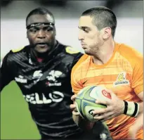  ?? Isithombe: BACKPAGEPI­X ?? UMDLALI weSharks, uChilliboy Ralepelle, ejaha uBautista Ezcurra weJaguares emdlalweni weSuper Rugby eKings Park Stadium, eThekwini, ngoMgqibel­o