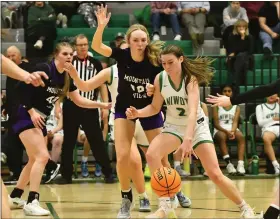  ?? ALISSA NOE — BOCOPREPS.COM ?? Niwot’s Hadie Adams tries to find a path to the basket during the Cougars’ home game against Mountain View on Monday.