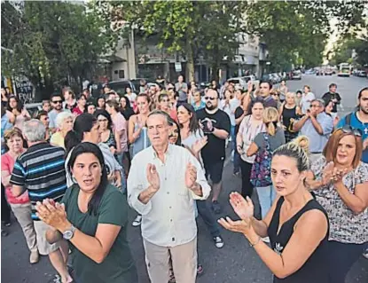  ?? (FACUNDO LUQUE) ?? Asamblea caliente. Los vecinos contaron sus casos como víctimas y reclamaron a la Provincia.