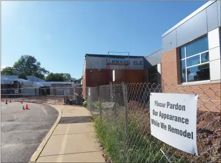  ?? DAN SOKIL — MEDIANEWS GROUP ?? Temporary signs can be seen on constructi­on fencing surroundin­g a newly-built wing of Knapp Elementary School.