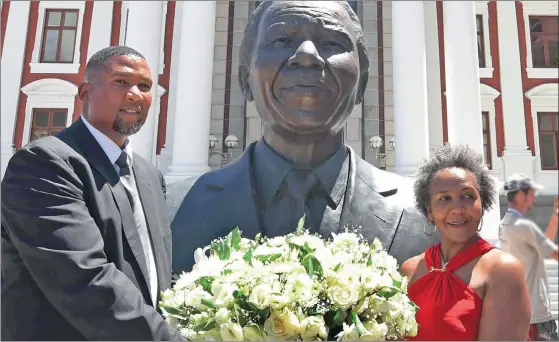  ?? Picture: KOPANO TLAPE ?? ‘ALL IS FORGIVEN’: Mandla and Ndileka Mandela laying wreaths at the statue of Nelson Mandela in front of the National Assembly.