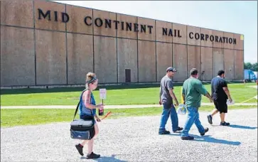  ?? Bill Greenblatt Photograph­s by AFP/Getty Images ?? MID CONTINENT Nail Corp., now Mexican-owned, is the second-largest employer in Poplar Bluff, Mo.