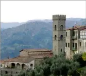  ?? (DR) ?? Que ce soit avec les tours de Vellano (ci-dessus) ou Lucques, en Toscane, par exemple, la ressemblan­ce est assez frappante...