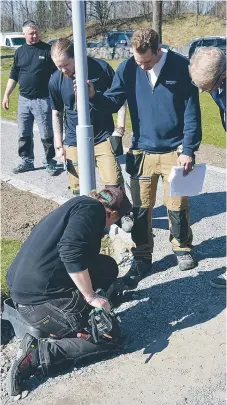  ?? FOTO: FELICIA KARLSSON ?? TEST. Oskar Carlsson från Waterboys visar för Anton Torsås och John Bergkvist hur vattenspri­darna slås på.